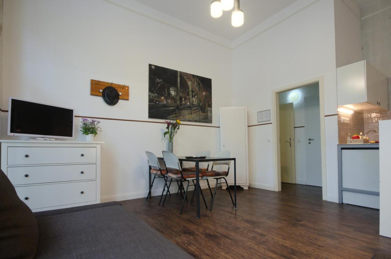 Altbauwohnung Mit 3 Baedern Berlim Exterior foto